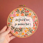 Affirmation positive brodée lors d’un atelier de broderie à Toulouse, Aujourd'hui je déchire tout !