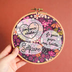 Exemple d’affirmation positive brodée lors d’un atelier de broderie à Toulouse, Selfcare, confiance absolue