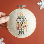 Atelier broderie Toulouse, suspension de Noël, renne, lutin, loutres, Casse-Noisette