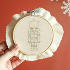 Atelier broderie Toulouse, suspension de Noël, renne, lutin, loutres, Casse-Noisette