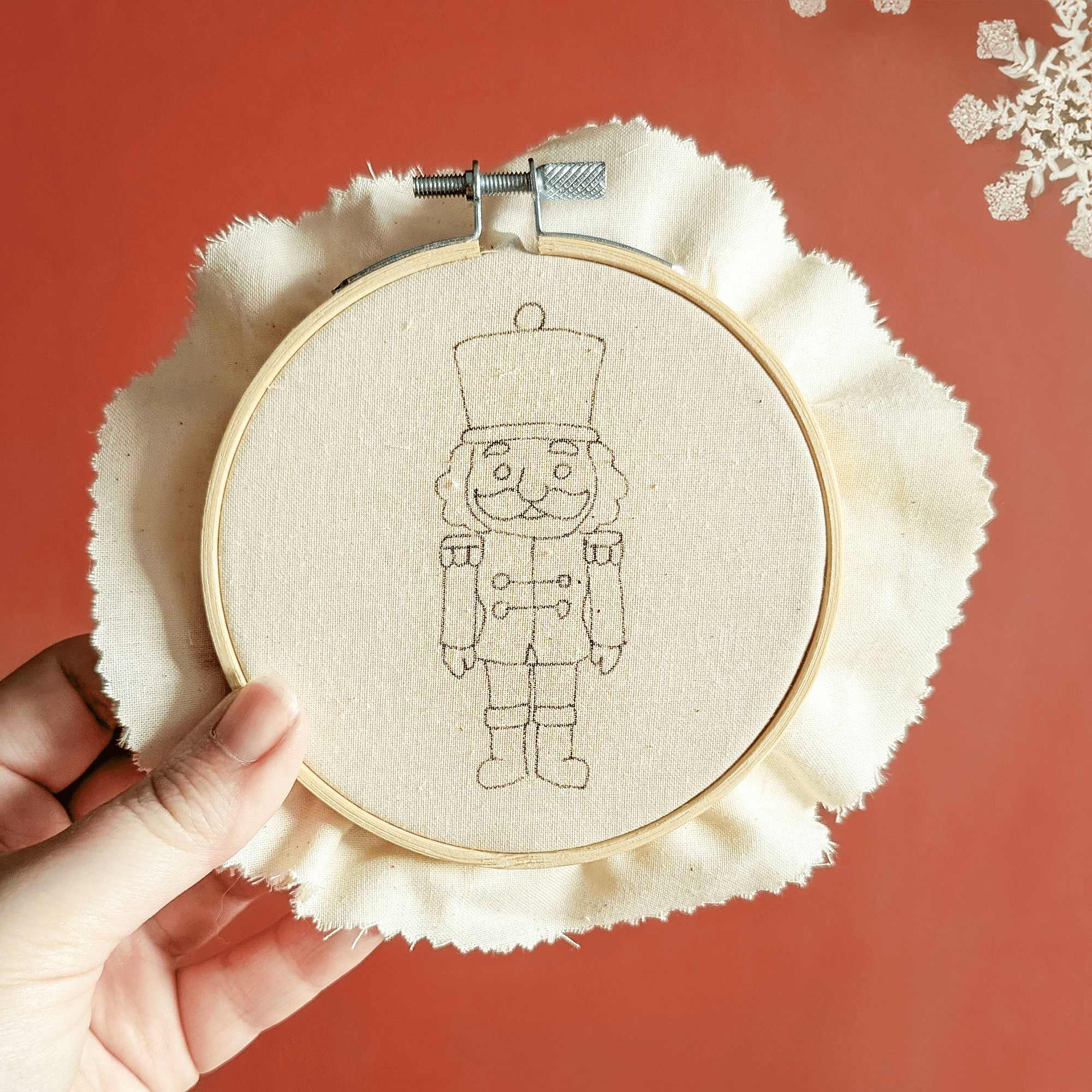 Atelier broderie Toulouse, suspension de Noël, renne, lutin, loutres, Casse-Noisette