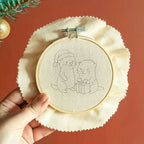 Atelier broderie Toulouse, suspension de Noël, renne, lutin, loutres, Casse-Noisette