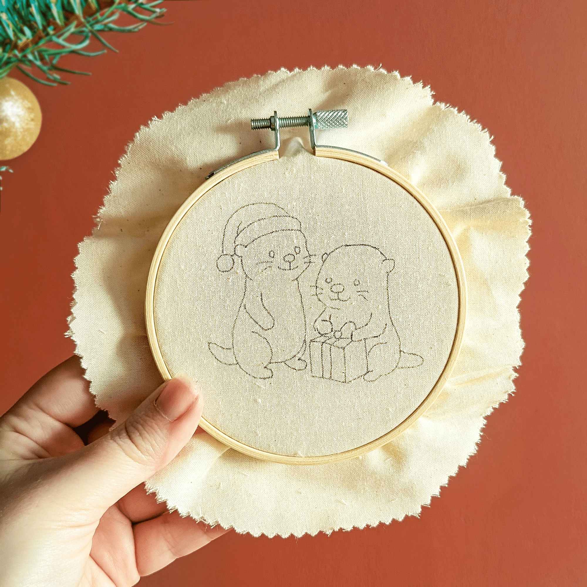 Atelier broderie Toulouse, suspension de Noël, renne, lutin, loutres, Casse-Noisette