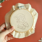 Atelier broderie Toulouse, suspension de Noël, renne, lutin, loutres, Casse-Noisette