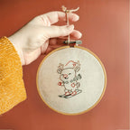 Atelier broderie Toulouse, suspension de Noël, renne, lutin, loutres, Casse-Noisette