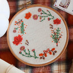 Motif complet de broderie d’automne avec érable, asters, chêne et glands dans un kit de broderie pour débutant