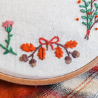 Détail de broderie d’automne avec feuilles de chêne et glands dans un kit de broderie pour débutant