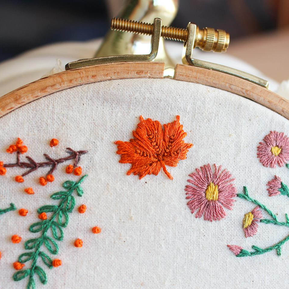 Kit de broderie débutant avec couronne de fleurs d’automne brodée à la main