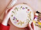 Kit de broderie débutant avec couronne de fleurs de printemps brodée à la main